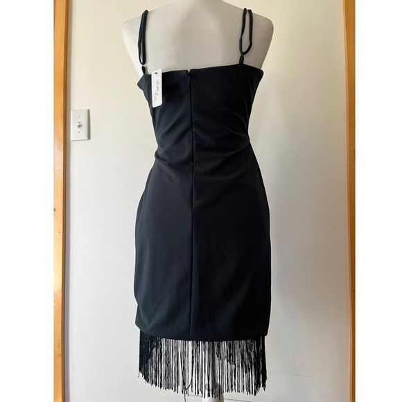Cocktail dress with fringe and cinched waistline - Picture 2 of 4